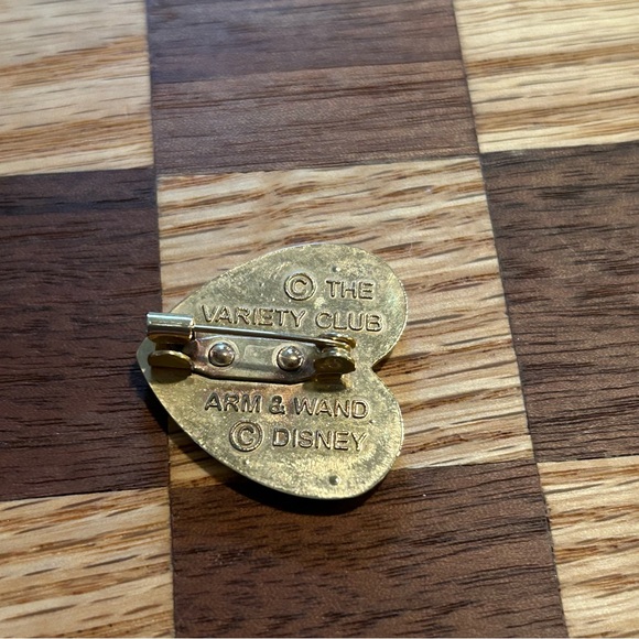 Vintage - Variety Club Disney -  Mickey Mouse Arm and Wand Heart Pin - Picture 6 of 7